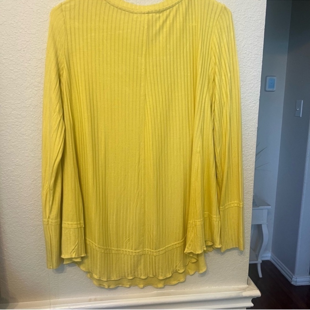 MEDIUM LANE+DELANCEY Jane and Delancey
NWT Yellow V-neck Long Sleeves - Picture 5 of 10